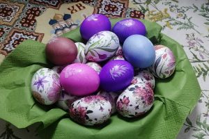 Пена для бритья, вино и рис: необычные способы окраски яиц на&nbsp;Пасху